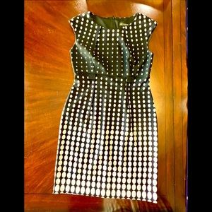 Straight cut dress. Sleeveless. Black and pastel pink dot